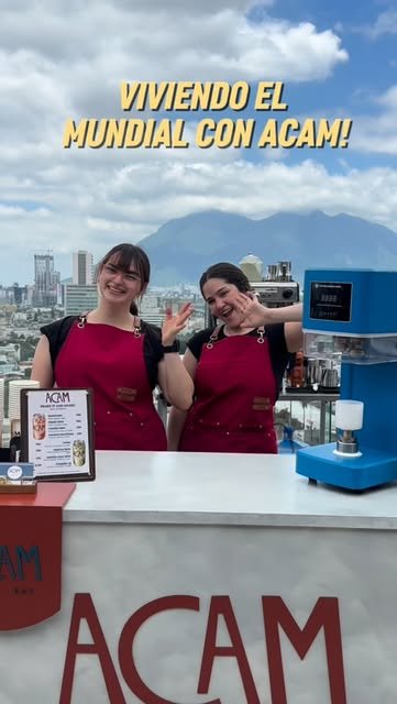 La barra de ACAM montada en una azotea de Monterrey, con dos baristas, la selladora azul y el cerro al fondo.