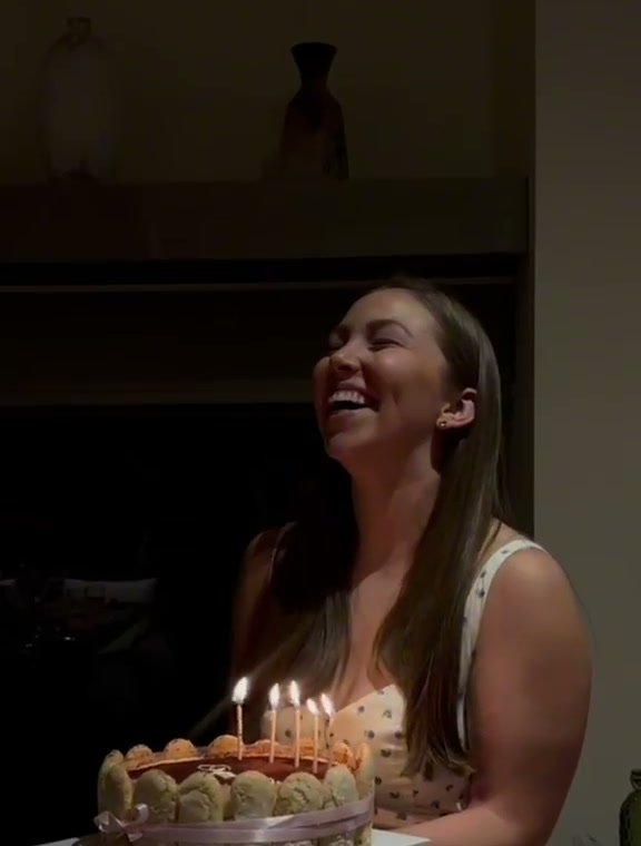 Pastel de cumpleaños con velas en un evento con ACAM.