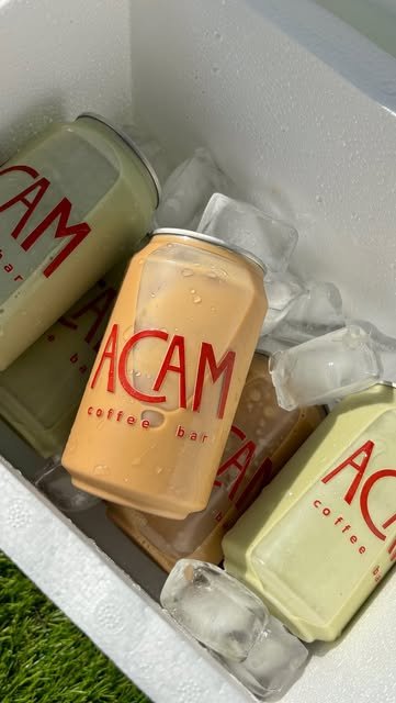 Latas de ACAM de Classic Latte y Matcha Latte sobre hielo.