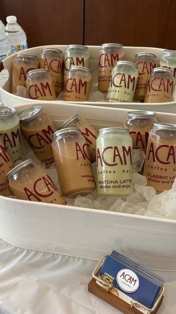 Latas de ACAM en hielo con las etiquetas de Matcha Latte y Classic Latte.