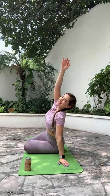 Sesión de yoga al aire libre con una lata de ACAM.